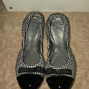 Tahari black and white Gibson ballet flats size 9